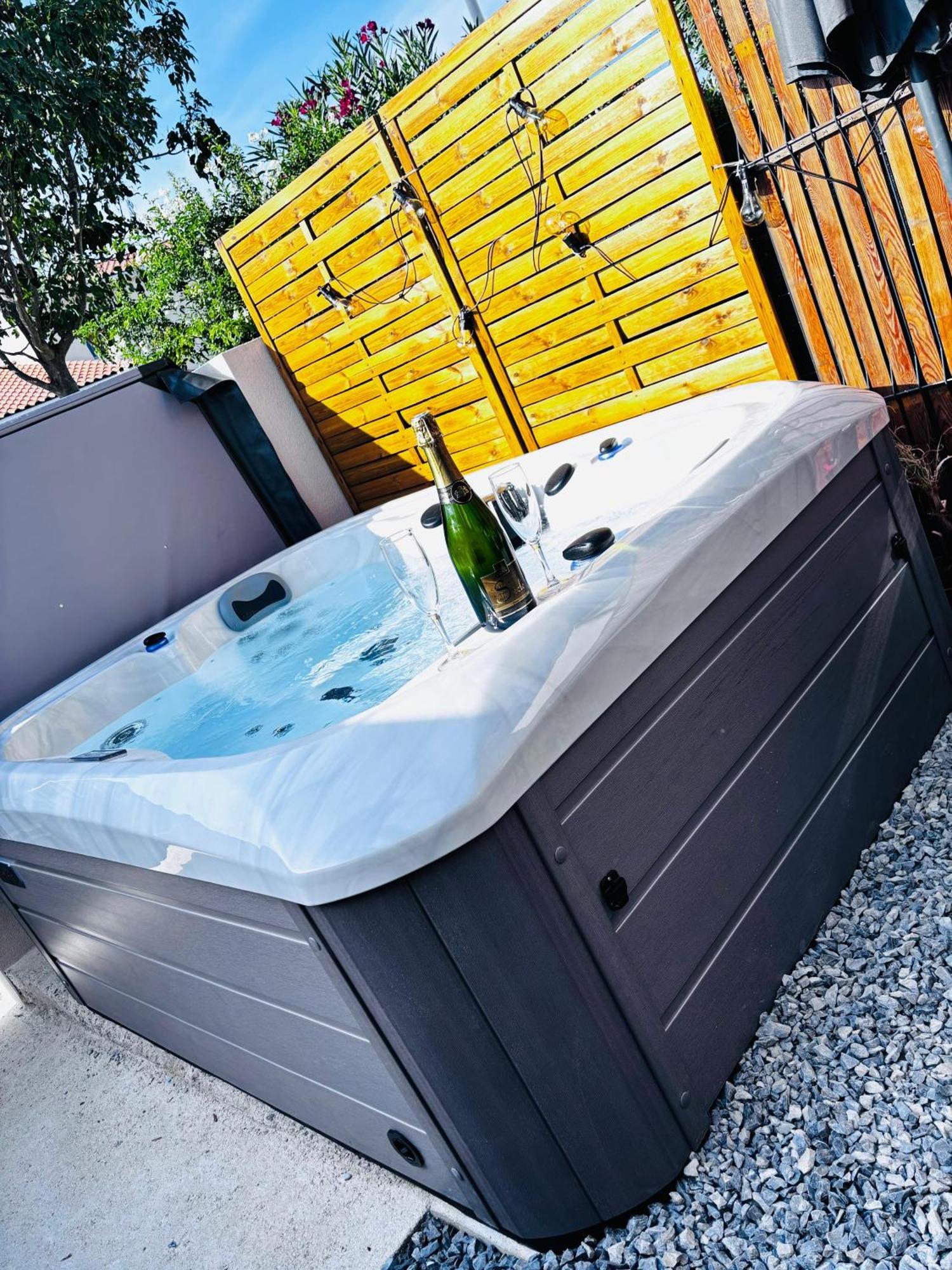 Logement Du Sud Avec Jacuzzi Sommieres Exterior photo