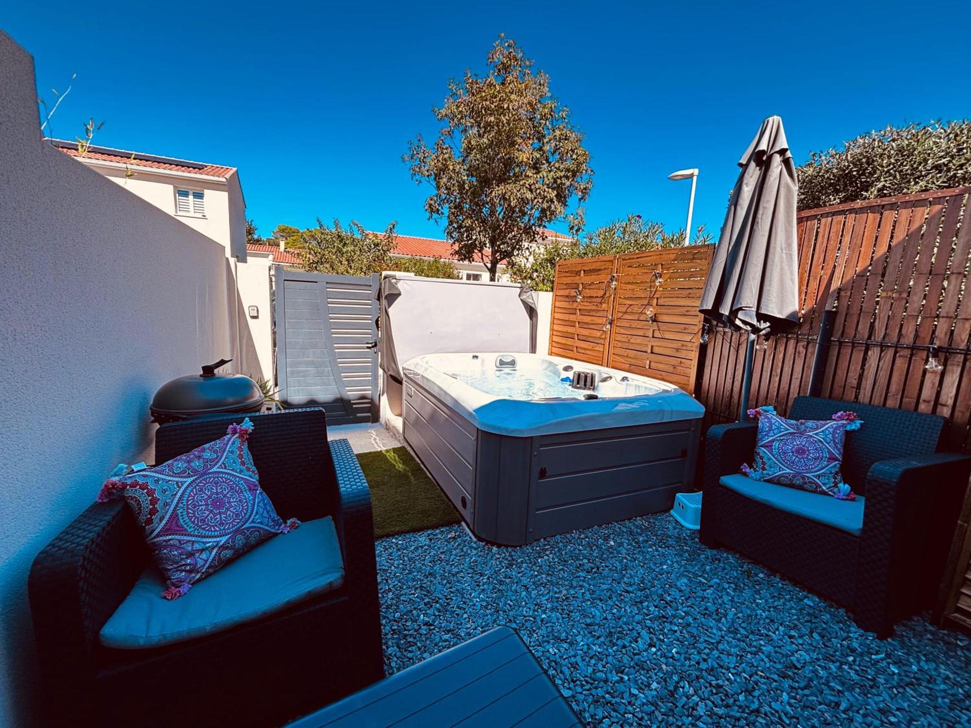 Logement Du Sud Avec Jacuzzi Sommieres Exterior photo